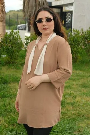 RENKTE BÜYÜK BEDEN FULARLI GENİŞ KESİM KAHVE BLUZ