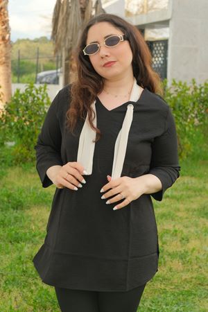 RENKTE BÜYÜK BEDEN FULARLI GENİŞ KESİM SİYAH BLUZ