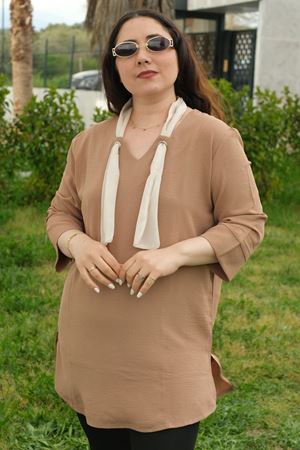 RENKTE BÜYÜK BEDEN FULARLI GENİŞ KESİM KAHVE BLUZ
