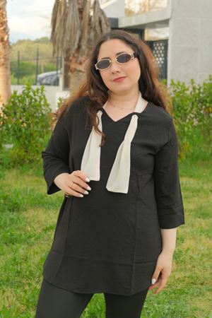 RENKTE BÜYÜK BEDEN FULARLI GENİŞ KESİM SİYAH BLUZ