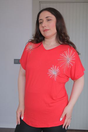 RENKTE BÜYÜK BEDEN YILDIZ PUL NAKIŞLI KIRMIZI BLUZ