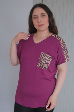 RENKTE BÜYÜK BEDEN OMUZLARI VE CEBİ LEOPAR PULLU MOR BLUZ