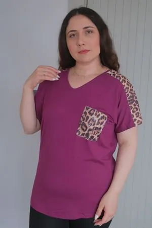 RENKTE BÜYÜK BEDEN OMUZLARI VE CEBİ LEOPAR PULLU MOR BLUZ