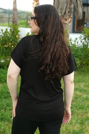 RENKTE BÜYÜK BEDEN YUSUFCUK TAŞLI SİYAH BLUZ