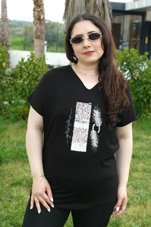 RENKTE BÜYÜK BEDEN PULLU YAPRAK NAKIŞLI SİYAH BLUZ