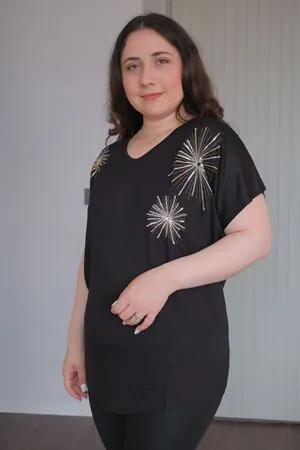 RENKTE BÜYÜK BEDEN YILDIZ PUL NAKIŞLI SİYAH BLUZ