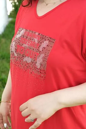 RENKTE BÜYÜK BEDEN TAŞ İŞLEMELİ KIRMIZI BLUZ