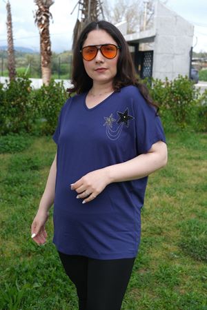 RENKTE BÜYÜK BEDEN İKİ YILDIZLI TAŞLI LACİVERT BLUZ