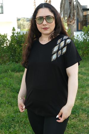 RENKTE BÜYÜK BEDEN TEK OMUZ PUL NAKIŞLI SİYAH BLUZ