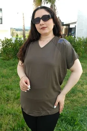 RENKTE BÜYÜK BEDEN OMUZLARI KELEBEK TAŞLI HAKİ BLUZ