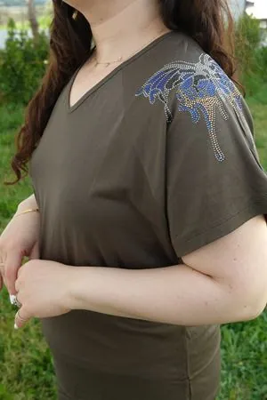 RENKTE BÜYÜK BEDEN OMUZLARI KELEBEK TAŞLI HAKİ BLUZ