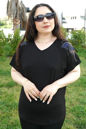 RENKTE BÜYÜK BEDEN OMUZLARI KELEBEK TAŞLI SİYAH BLUZ