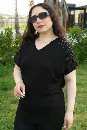 RENKTE BÜYÜK BEDEN OMUZLARI PARÇALI KARE TAŞLI SİYAH BLUZ