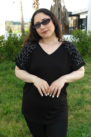 RENKTE BÜYÜK BEDEN KOLLARI PAYET PULLU SİYAH BLUZ