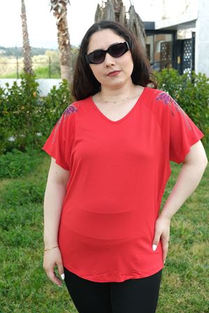 RENKTE BÜYÜK BEDEN OMUZLARI KELEBEK TAŞLI KIRMIZI BLUZ