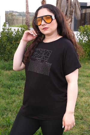 RENKTE YAZI VE NATURAL TAŞLI SİYAH BLUZ