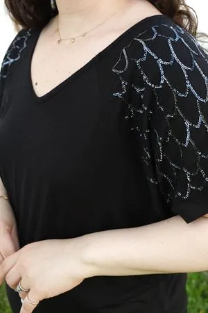 RENKTE BÜYÜK BEDEN KOLLARI PAYET PULLU SİYAH BLUZ