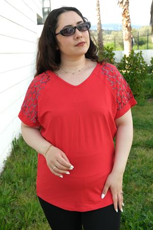 RENKTE BÜYÜK BEDEN KOLLARI PAYET PULLU KIRMIZI BLUZ