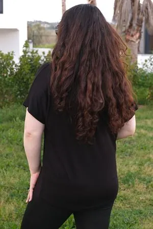 RENKTE YAZI VE NATURAL TAŞLI SİYAH BLUZ