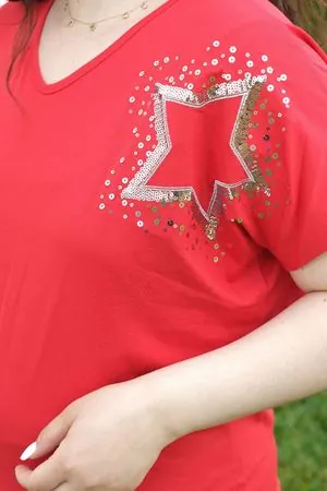 RENKTE BÜYÜK BEDEN SİMLİ PULLU YILDIZ NAKIŞLI KIRMIZI BLUZ