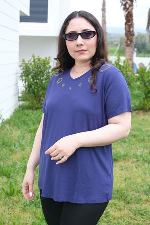 RENKTE BÜYÜK BEDEN YAKASI HALKA TAŞLI SAKS BLUZ