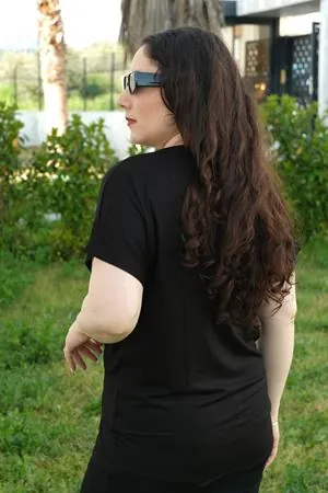 RENKTE BÜYÜK BEDEN V YAKA PULLU YARASA KOL SİYAH BLUZ