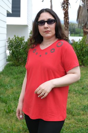 RENKTE BÜYÜK BEDEN YAKASI HALKA TAŞLI KIRMIZI BLUZ