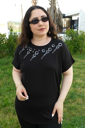 RENKTE BÜYÜK BEDEN PULLU SİMLİ HALKA NAKIŞLI SİYAH BLUZ