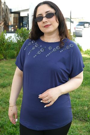 RENKTE BÜYÜK BEDEN PULLU SİMLİ HALKA NAKIŞLI LACİVERT BLUZ