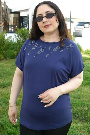 RENKTE BÜYÜK BEDEN PULLU SİMLİ HALKA NAKIŞLI LACİVERT BLUZ