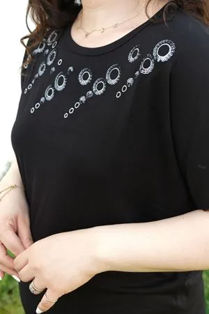 RENKTE BÜYÜK BEDEN PULLU SİMLİ HALKA NAKIŞLI SİYAH BLUZ