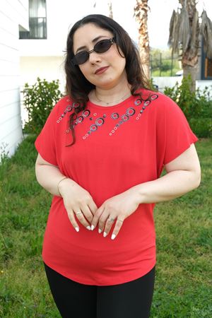 RENKTE BÜYÜK BEDEN PULLU SİMLİ HALKA NAKIŞLI KIRMIZI BLUZ