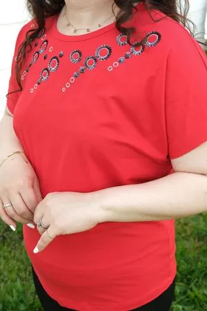 RENKTE BÜYÜK BEDEN PULLU SİMLİ HALKA NAKIŞLI KIRMIZI BLUZ