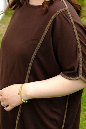 RENKTE GENİŞ KESİM SİMLİ BİYE DETAY KAHVERENGİ BLUZ