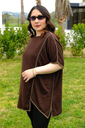 RENKTE GENİŞ KESİM SİMLİ BİYE DETAY KAHVERENGİ BLUZ