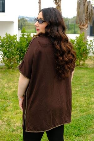 RENKTE GENİŞ KESİM SİMLİ BİYE DETAY KAHVERENGİ BLUZ