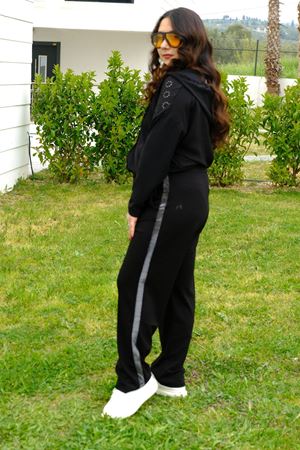 RENKTE BÜYÜK BEDEN YANI PARLAK ŞERİTLİ SİYAH ALT