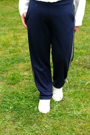 RENKTE BÜYÜK BEDEN YANI PARLAK ŞERİTLİ LACİVERT ALT