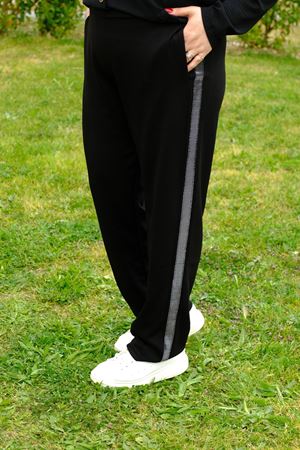 RENKTE BÜYÜK BEDEN YANI PARLAK ŞERİTLİ SİYAH ALT