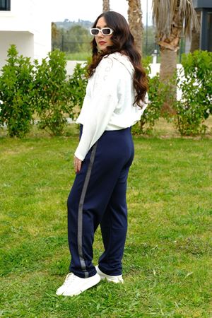 RENKTE BÜYÜK BEDEN YANI PARLAK ŞERİTLİ LACİVERT ALT