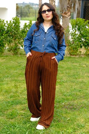 RENKTE BATTAL BEDEN KAHVERENGİ DOKULU TREND PANTOLON