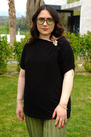 RENKTE BÜYÜK BEDEN YAKASI TOKALI SİYAH BLUZ