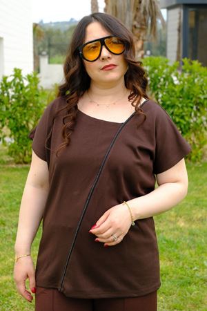 RENKTE BÜYÜK BEDEN SİMLİ KAHVERENGİ BLUZ