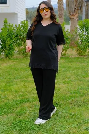 RENKTE GENİŞ KESİM DANTELLİ SİYAH MODAL TAKIM