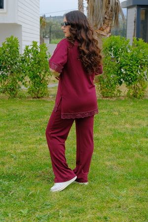 RENKTE GENİŞ KESİM DANTELLİ BORDO MODAL TAKIM