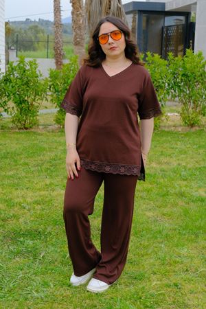 RENKTE GENİŞ KESİM DANTELLİ KAHVERENGİ MODAL TAKIM