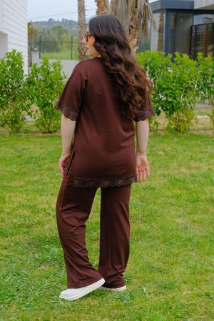 RENKTE GENİŞ KESİM DANTELLİ KAHVERENGİ MODAL TAKIM