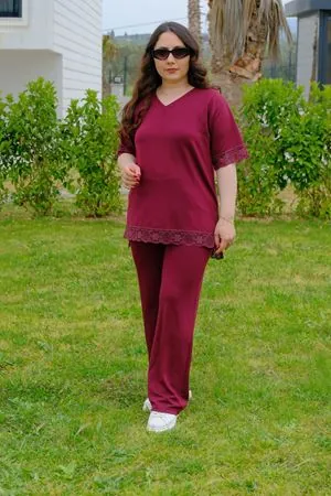 RENKTE GENİŞ KESİM DANTELLİ BORDO MODAL TAKIM