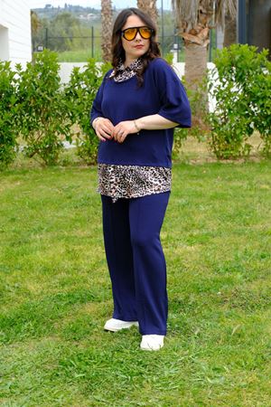 RENKTE BÜYÜK BEDEN LEOPAR ÇIKMALI LACİVERT TAKIM