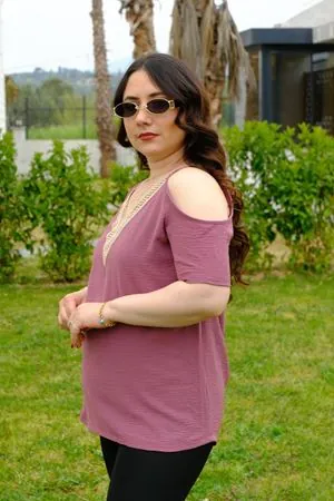 RENKTE GENİŞ KESİM OMUZLARI DEKOLTELİ GÜL BLUZ